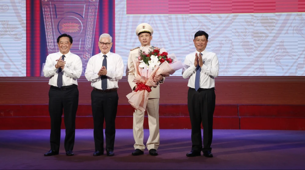 Lãnh đạo Tỉnh ủy, UBND tỉnh Bình Dương tặng hoa chúc mừng đại tá Tạ Văn Đẹp. Ảnh: LÊ ÁNH