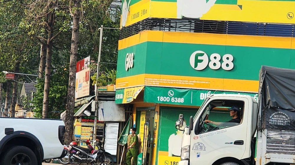 Cửa hàng giao dịch của công ty F88 trên đường Mỹ Phước-Tân Vạn (TP Thủ Dầu Một) bị kiểm tra. Ảnh: LA
