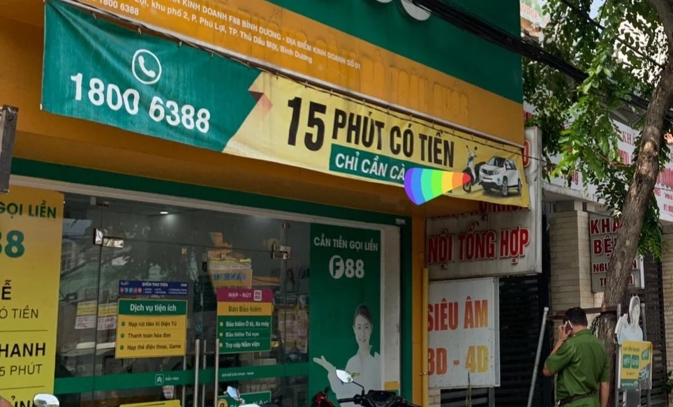 Cửa hàng giao dịch của công ty F88 trên đường Phú Lợi (TP Thủ Dầu Một) bị kiểm tra. Ảnh: LA