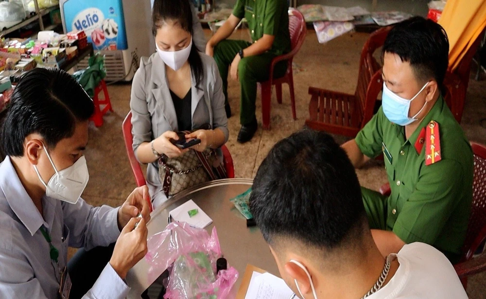 Đoàn kiểm tra đã lập biên bản yêu cầu chủ cơ sở kinh doanh tạm dừng hoạt động. Ảnh: DH