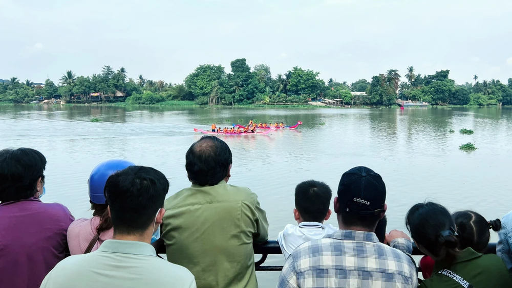 Đông đảo người dân đến theo dõi, cổ vũ cho các đội đua. Ảnh: LÊ ÁNH