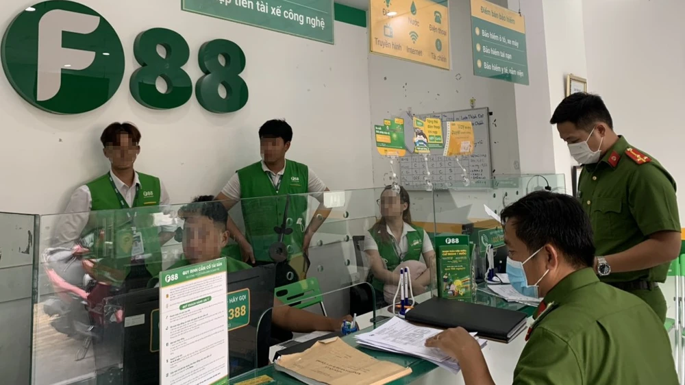 Lực lượng công an kiểm tra một điểm giao dịch của F88 tại Bình Dương. Ảnh: LÊ ÁNH