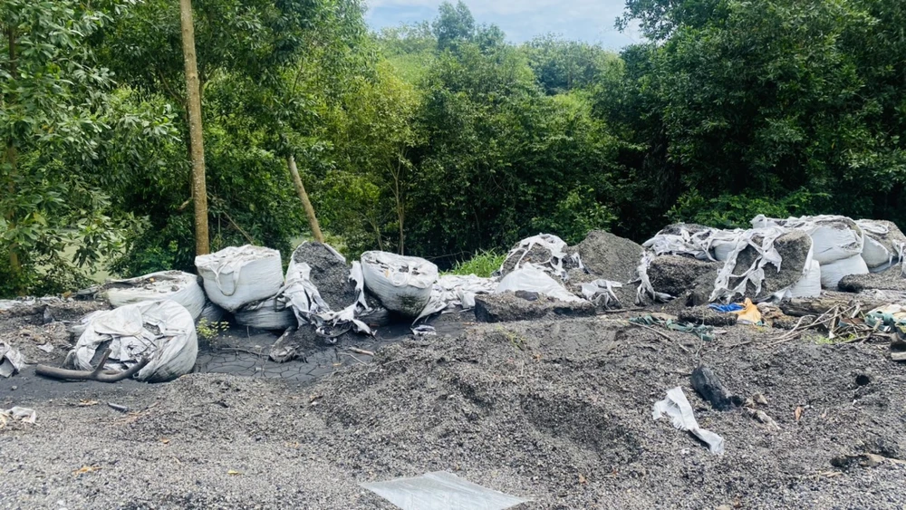 Số xỉ than bị chôn lấp lộ thiên trên mặt đất. Ảnh: LA