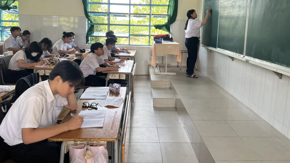 Toàn bộ học sinh khối lớp 9 của tỉnh Bình Dương phải thi lại môn toán. Ảnh: LA