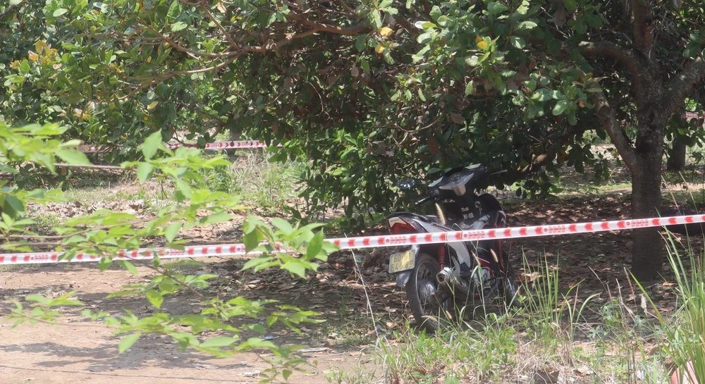 Chiếc xe máy cách chỗ nạn nhân tử vong khoảng 2 m. Ảnh: LA