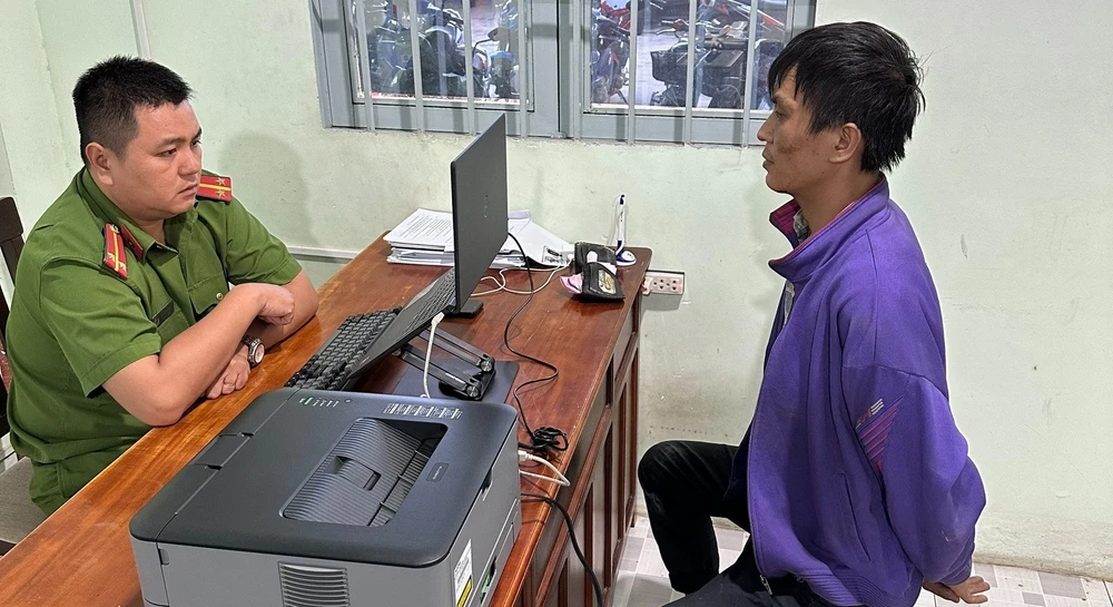 Lực lượng công an lấy lời khai của tên cướp dây chuyền vàng. Ảnh: CACC