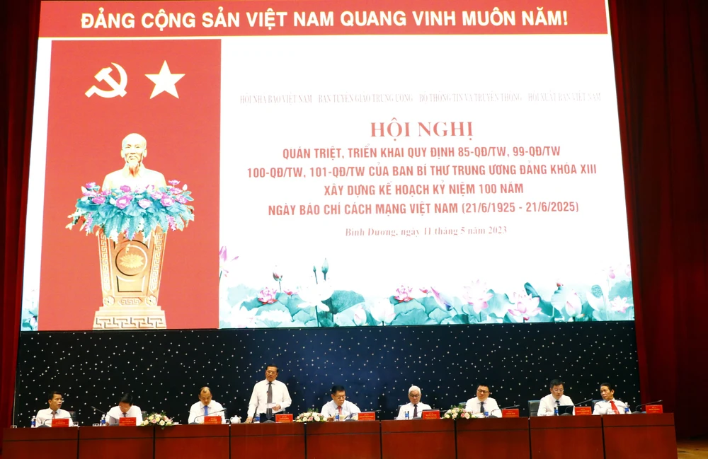 Ban tổ chức trả lời các câu hỏi thắc mắc của các địa biểu. Ảnh: LÊ ÁNH