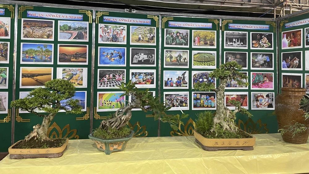 Bên cạnh chương trình chính còn nhiều chương trình khác phục vụ du khách trong suốt thời gian diễn ra lễ hội. Ảnh: UYỂN NHI