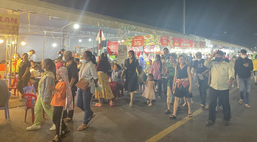 Lễ hội thu hút rất đông du khách đến thưởng thức trái cây. Ảnh: UYỂN NHI