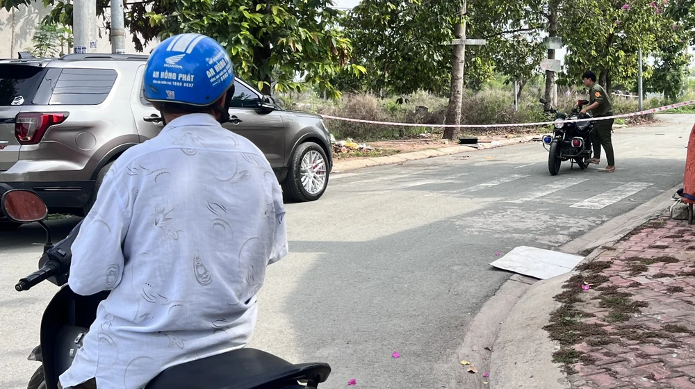 Lực lượng chức năng phong tỏa nghiêm ngặt các lối ra vào khu tái định cư. Ảnh: LÊ ÁNH