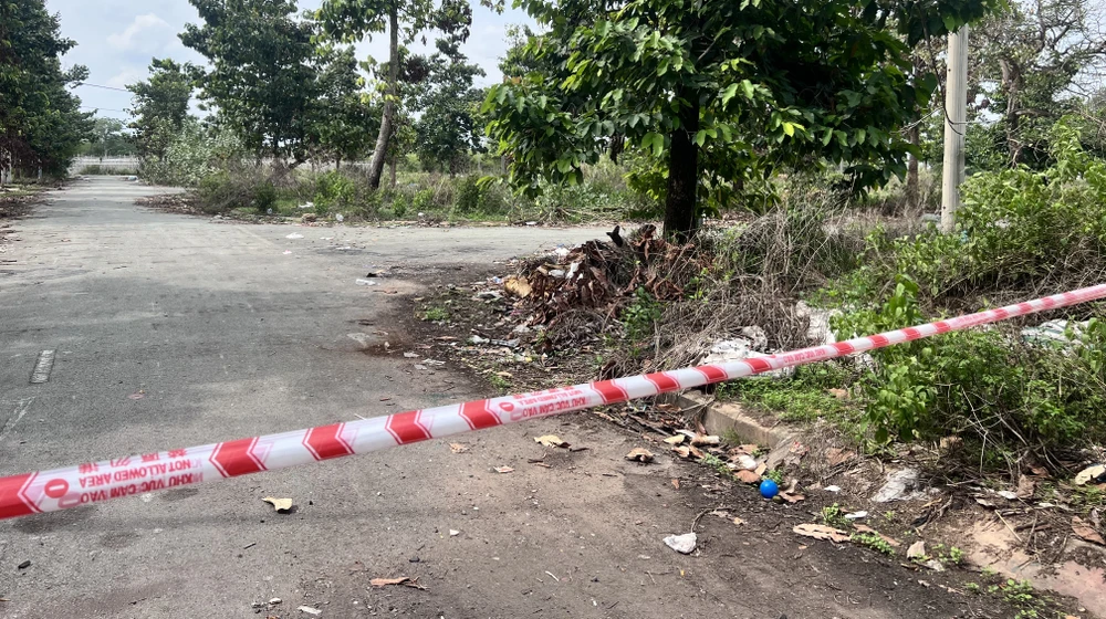 Đến chiều 25-5, lực lượng công an đã rút hết khỏi hiện trường, nhưng vẫn phong tỏa nơi này. Ảnh: LÊ ÁNH