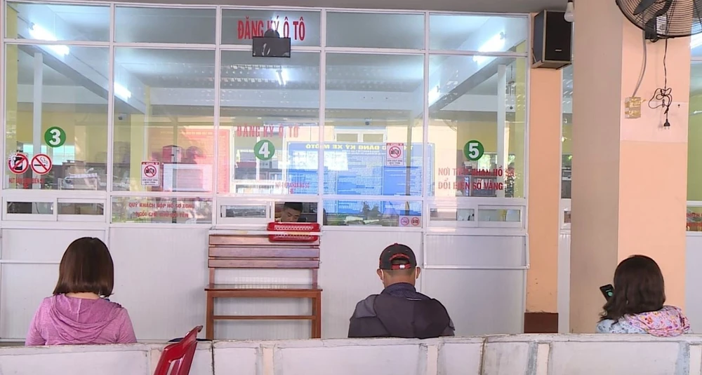 Qua kiểm tra dữ liệu, cơ quan công an phát hiện hồ sơ giả. Ảnh: LÊ ÁNH