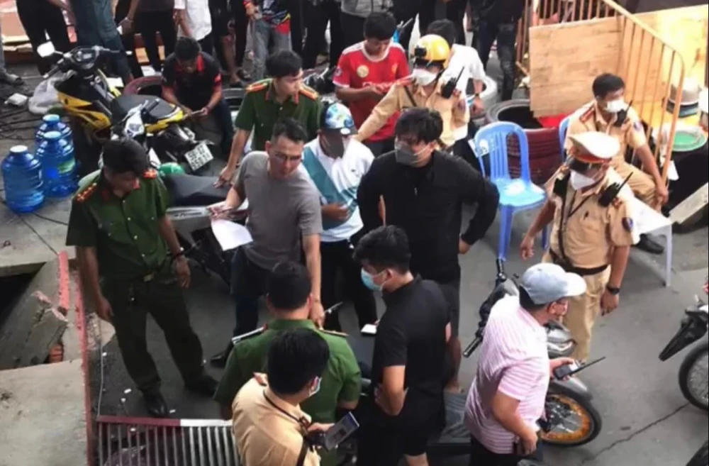 Lực lượng công an tiến hành kiểm tra các xe tham gia giải đua. Ảnh: LA