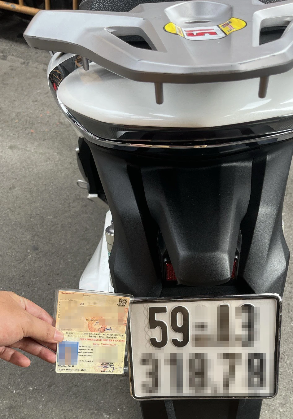 Lực lượng công an kiểm tra, đối chiếu giấy tờ các xe máy. Ảnh: LA