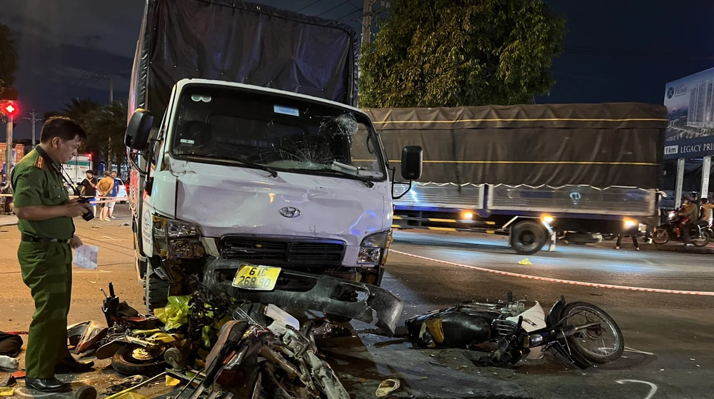 Nhiều xe máy bị chiếc ô tô tải kéo lê trên đường. Ảnh: LA