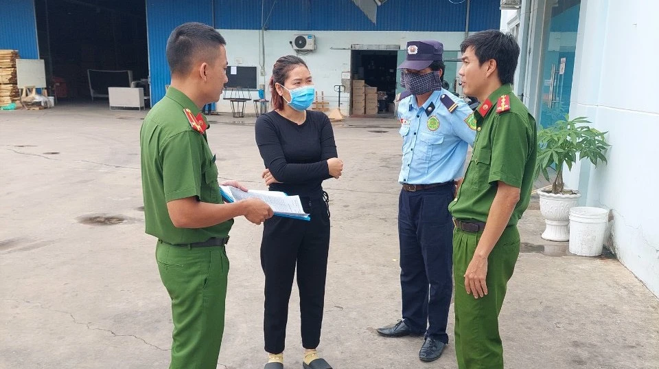 Lực lượng công an đến từng công ty, quán ăn, quán cà phê...để phát thông báo truy tìm lai lịch nạn nhân.