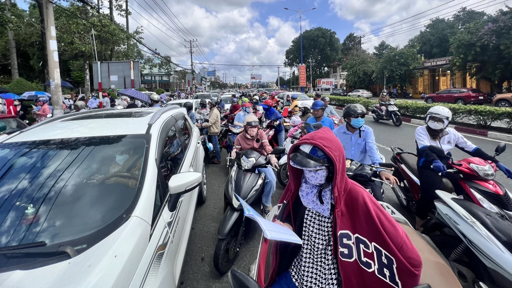 Giao thông hỗn loạn, ùn ứ phía trước điểm thi trường THPT chuyên Hùng Vương. Ảnh: LÊ ÁNH