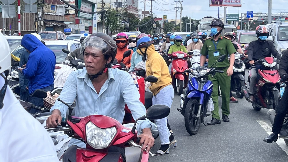 Khoảng 30 phút sau khi kết thúc môn thi, lực lượng chức năng mới có mặt để điều tiết giao thông. Ảnh: LÊ ÁNH