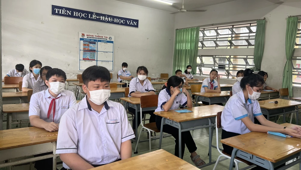 Trong buổi sáng diễn ra môn thi Ngữ văn các thí sinh đều nghiêm túc làm bài. Ảnh: LÊ ÁNH