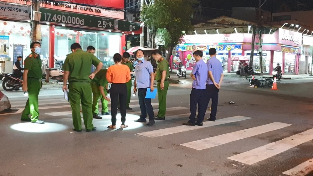 Đến đêm 6-6 cơ quan điều tra mới hoàn tất khám nghiệm hiện trường để điều tra làm rõ vụ tai nạn. Ảnh: LA Đến đêm 6-6 cơ quan điều tra mới hoàn tất khám nghiệm hiện trường để điều tra làm rõ vụ tai nạn. Ảnh: LA