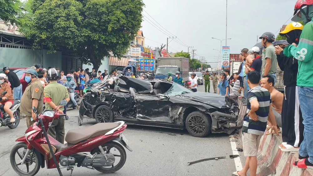 Chiếc ô tô gây tai nạn bị hư hỏng nặng. Ảnh: LA Chiếc ô tô gây tai nạn bị hư hỏng nặng. Ảnh: LA