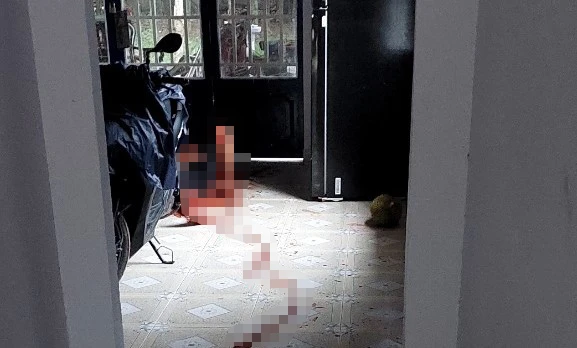 Anh B bị đâm mất nhiều máu. Ảnh: Người dân cung cấp