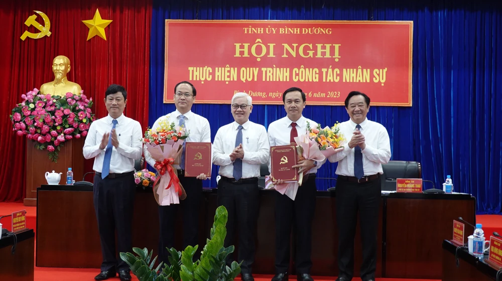 Lãnh đạo tỉnh Bình Dương trao các quyết định điều động, bổ nhiệm cán bộ. Ảnh: LA