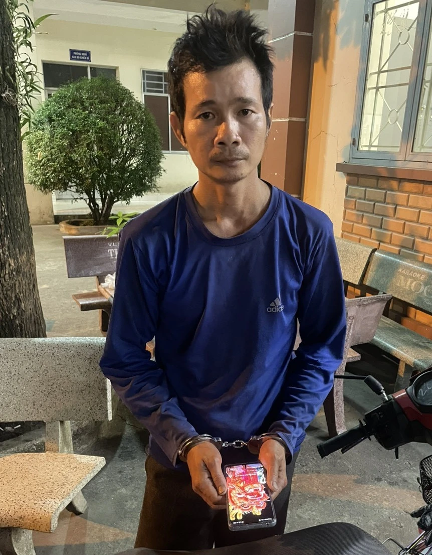 Tên cướp bị bắt cùng tang vật. Ảnh: CACC