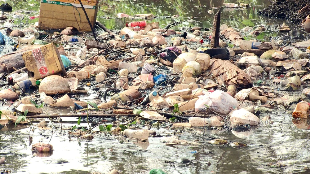 Con kênh này tràn ngập đủ loại rác, bốc mùi hôi thối nồng nặc. Nhiều người dân đứng từ xa đã không chịu được mùi hôi bốc ra từ con kênh này.