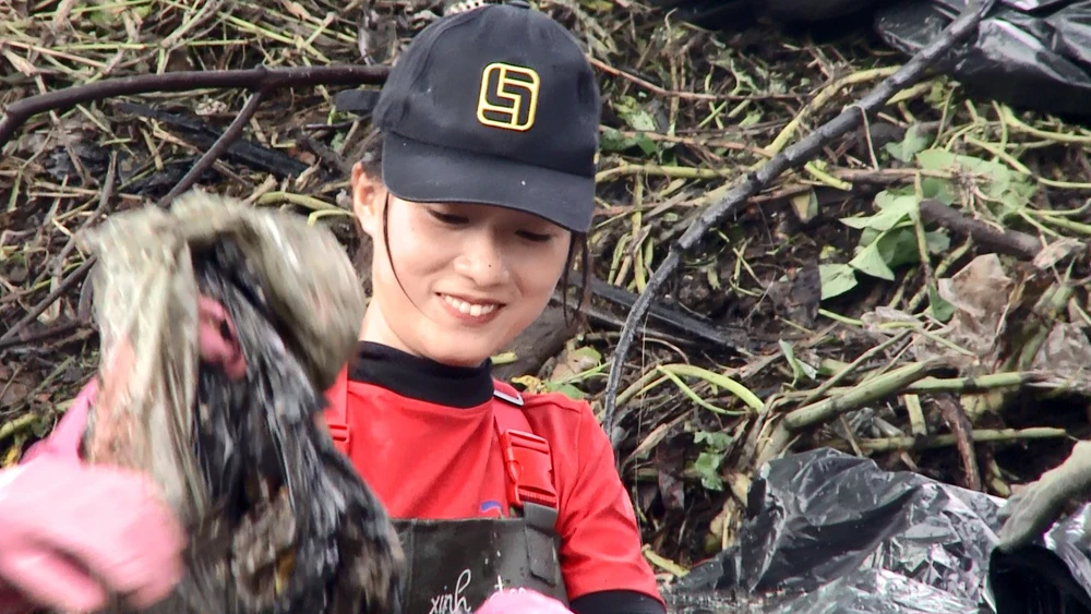 Mặc dù, đầm mình xuống dòng kênh "thối" để vớt rác, nhưng với tinh thần tình nguyện, nhiệt huyết tuổi trẻ, các bạn vẫn lao động hăng say. Tiếng nói cười đùa giỡn như đã xua đi mùi "thối" của dòng kênh, giảm đi cái nóng gắt, mệt mỏi giữa ngày hè tháng 6. Nhiều bạn trẻ trong nhóm hoạt động hết mình, thậm chí có lúc có bạn bị hụt chân, cả người bị chìm xuống dòng kênh hôi thối.