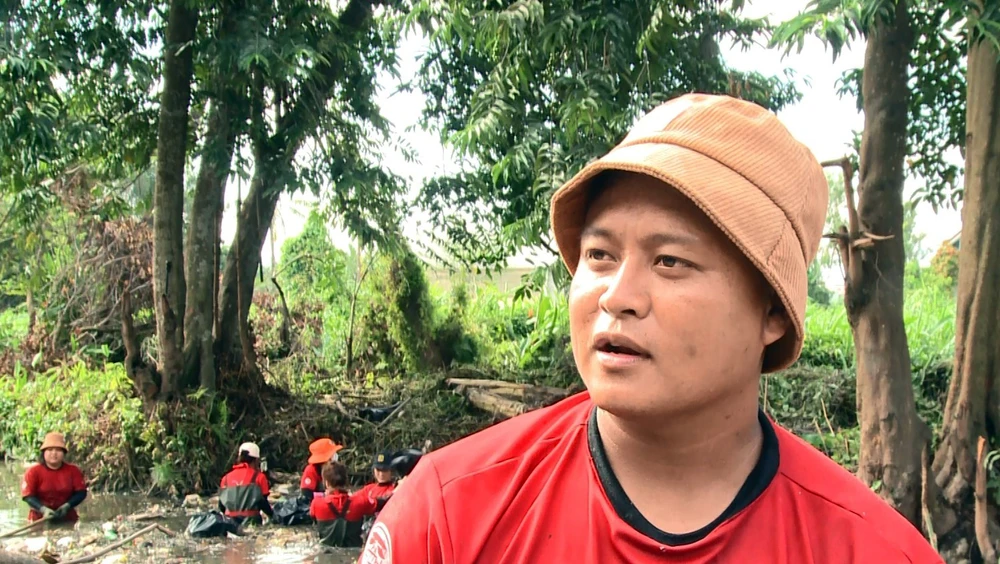 Anh Đoàn Văn Tố, trưởng nhóm tình nguyện Bình Dương Xanh cho biết: "Ban đầu anh chỉ muốn làm thiện nguyện. Và anh đã chọn cách đi dọn rác, vì dọn rác cũng là làm thiện nguyện mà không phải ai cũng dám làm. Công việc này vừa là việc thiện nguyện, vừa có thể bảo vệ môi trường xanh.