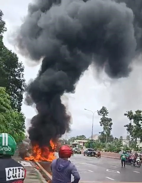 Đầu xe container bốc cháy dữ dội. Ảnh: Người dân cung cấp