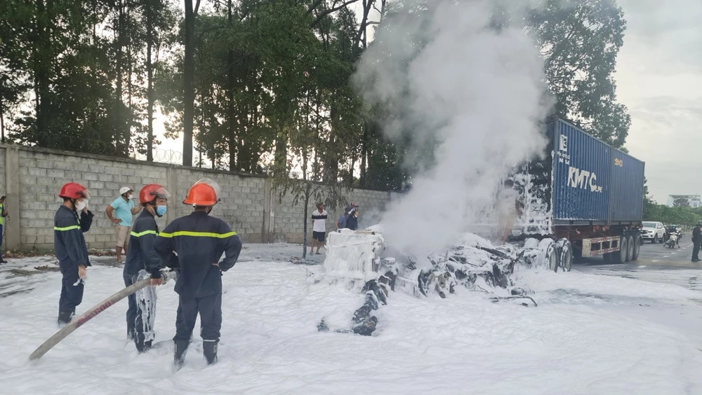 Lực lượng PCCC dập tắt vụ cháy trong thời gian ngắn. Ảnh: Người dân cung cấp