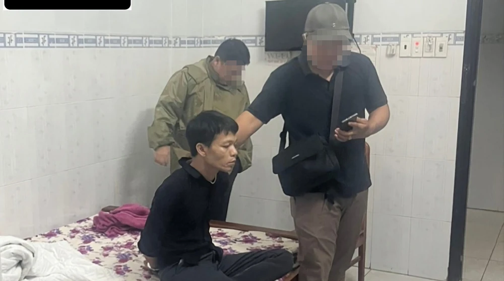 Tình bị bắt khi đang lẩn trốn tại một nhà nghỉ ở Bình Phước. Ảnh: CA