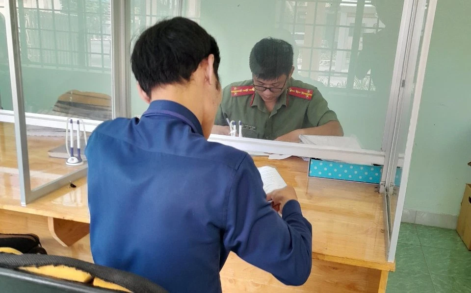 Cơ quan công an làm việc với người đăng thông tin sai sự thật. Ảnh: CA