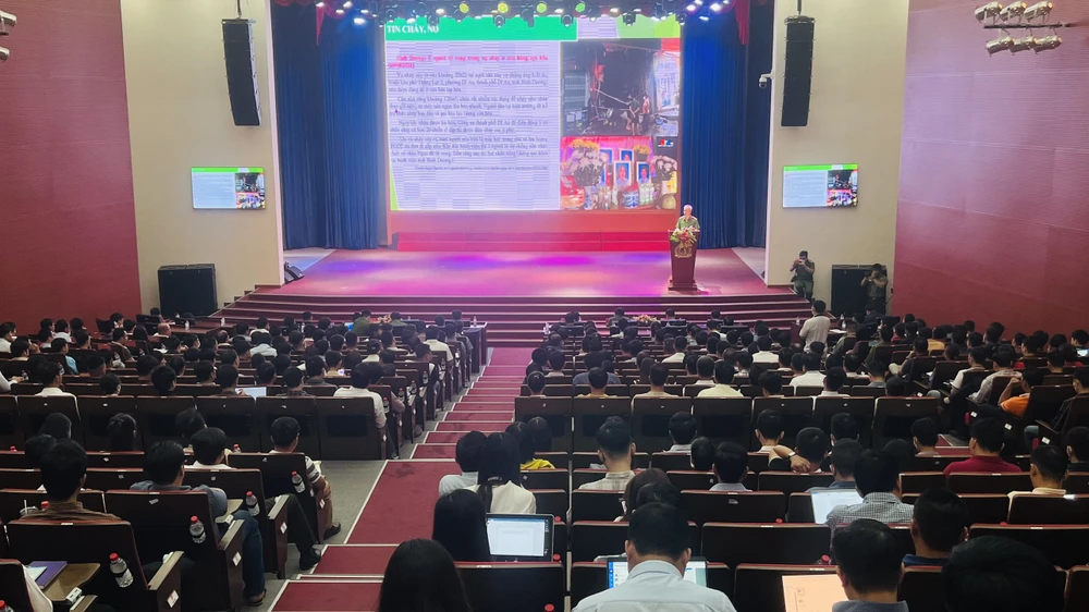 Hàng trăm doanh nghiệp, công ty tham dự hội nghị "gỡ khó". Ảnh: LÊ ÁNH