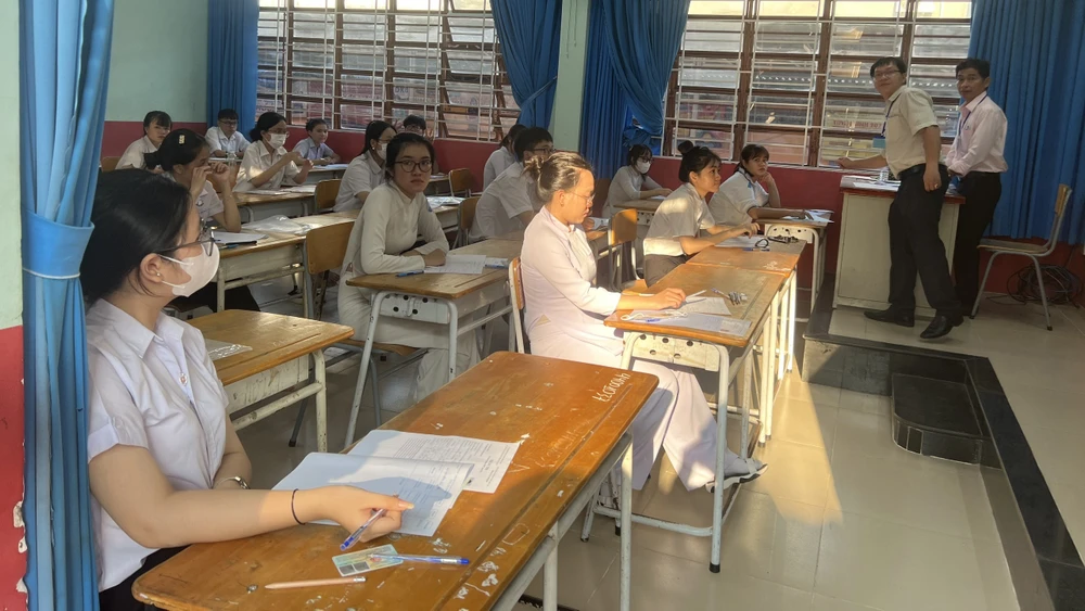 Các thí sinh đã làm thủ tục xong, đang chờ phát đề. Ảnh: LÊ ÁNH