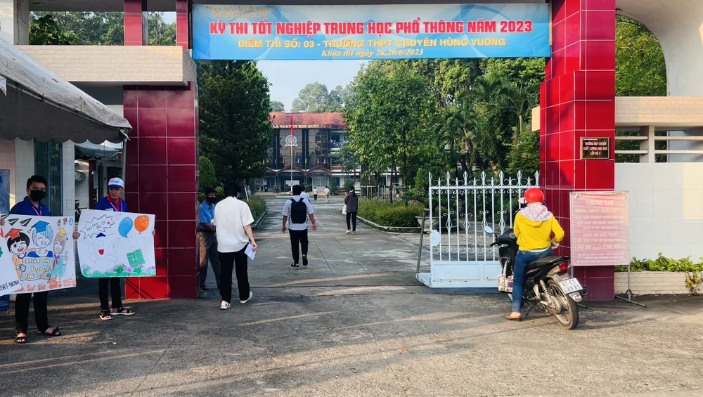 Các bức tranh vẽ ngộ nghĩnh, đáng yêu được các bạn sinh viên tình nguyện vẽ để cổ vũ tinh thần các sĩ tử. Ảnh: LÊ ÁNH