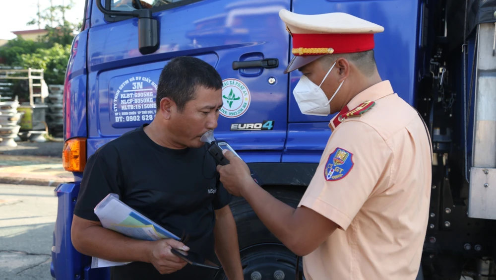 Ngoài việc tổng kiểm tra, lực lượng CSGT cũng đo nồng độ cồn tất cả các tài xế. Ảnh: LA