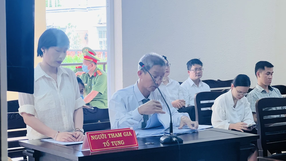 Bà L cùng các luật sư tham dự phiên tòa. Ảnh: KHẢ DOANH Bà L cùng các luật sư tham dự phiên tòa. Ảnh: KHẢ DOANH