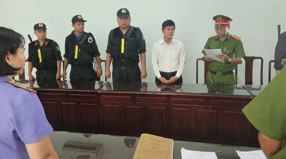 Cơ quan điều tra đọc lệnh khởi tố, bắt giam đối với Trần Viết Kiều. Ảnh: LA