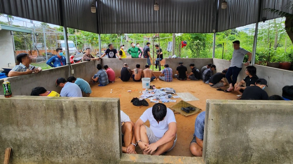 Thời điểm cơ quan công an ập vào bắt quả tang. Ảnh: CACC Thời điểm cơ quan công an ập vào bắt quả tang. Ảnh: CACC