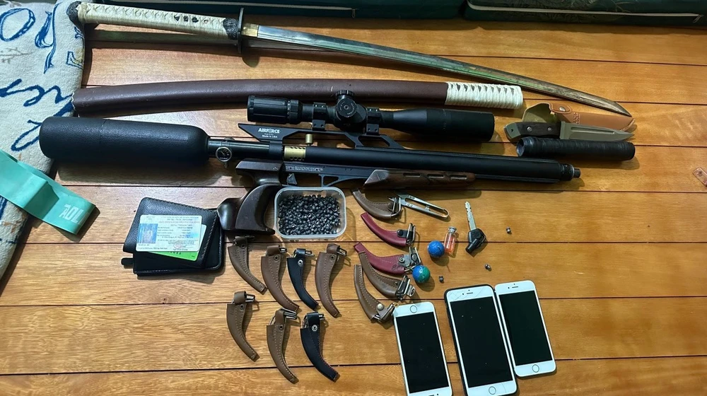 Súng, đạn và kiếm được thu giữ tại trường gà. Ảnh: CACC Súng, đạn và kiếm được thu giữ tại trường gà. Ảnh: CACC