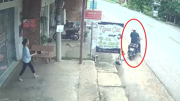 Tên trộm lấy điện thoại rồi ung dung bỏ đi. Ảnh: Cắt từ camera