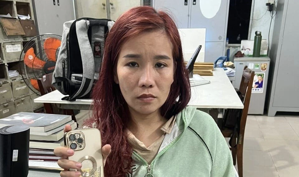 Người phụ nữ trộm điện bị bắt khi đang mang bán điện thoại. Ảnh: CACC