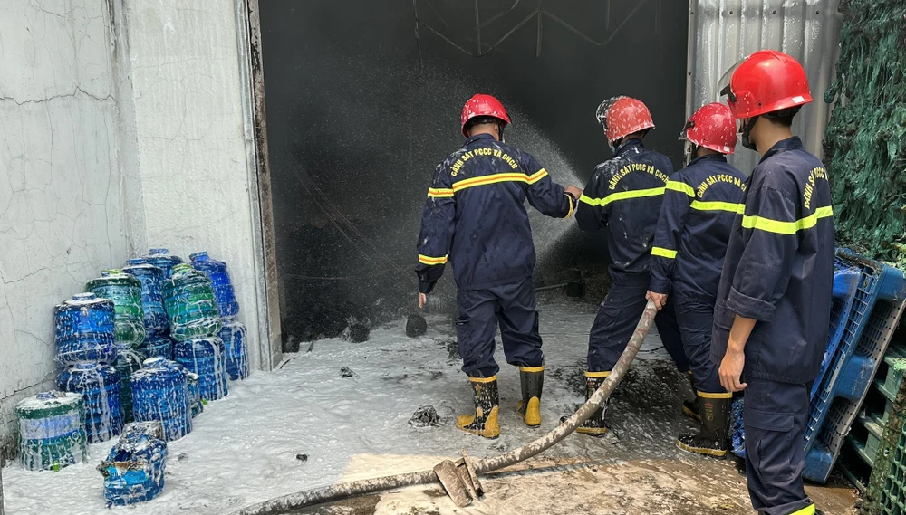 Hiện tại lực lượng PCCC đang tiếp tục phun nước và hóa chất để dập tắt hoàn toàn vụ cháy. Ảnh; LA