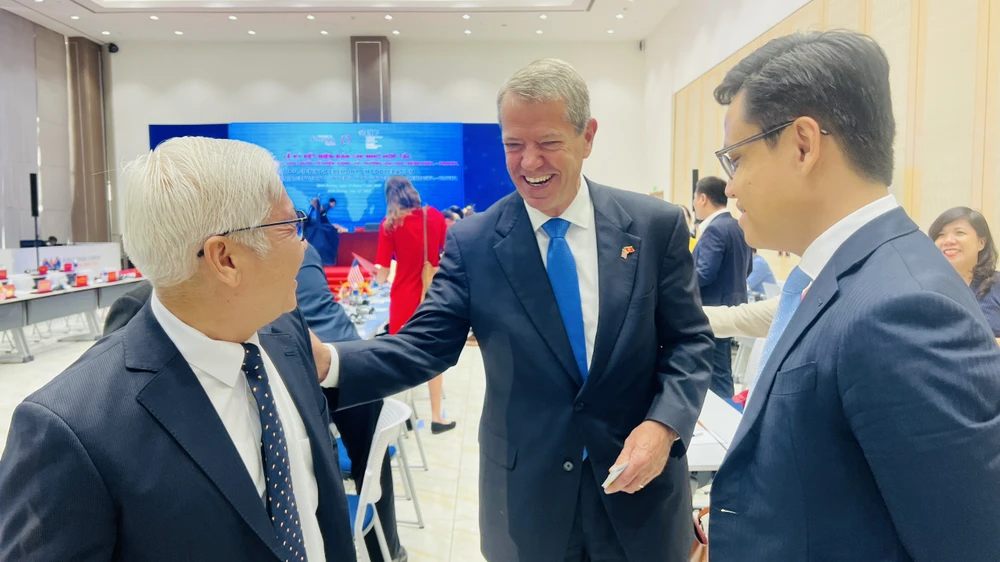 Ông Nguyễn Văn Lợi, Bí thư tỉnh uỷ Bình Dương (trái) và ông ông Jim Pillen-Thống đốc bang Nebraska (giữa) trao đổi, chúc mừng sự hợp tác gắn kết trong thời gian tới. Ảnh: LA Ông Nguyễn Văn Lợi, Bí thư tỉnh uỷ Bình Dương (trái) và ông ông Jim Pillen-Thống đốc bang Nebraska (giữa) trao đổi, chúc mừng sự hợp tác gắn kết trong thời gian tới. Ảnh: LA