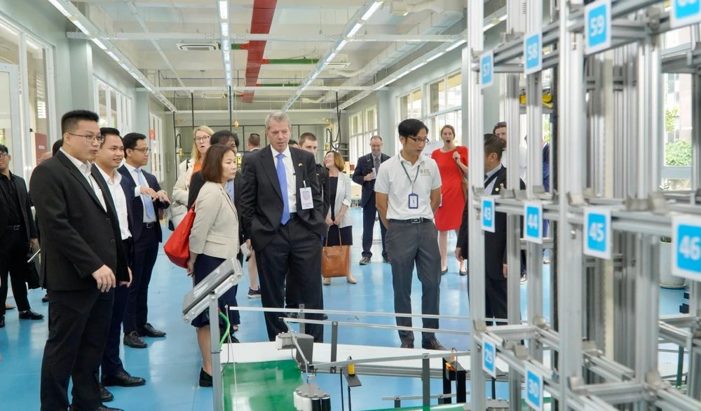 Đoàn Chính quyền bang Nebraska đi thăm quan một số mô hình kinh tế tại Bình Dương. Ảnh: LA Đoàn Chính quyền bang Nebraska đi thăm quan một số mô hình kinh tế tại Bình Dương. Ảnh: LA