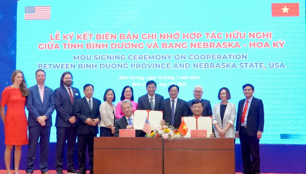 Bình Dương và bang Nebraska ký kết hợp tác, phát triển toàn diện. Ảnh: LA Bình Dương và bang Nebraska ký kết hợp tác, phát triển toàn diện. Ảnh: LA