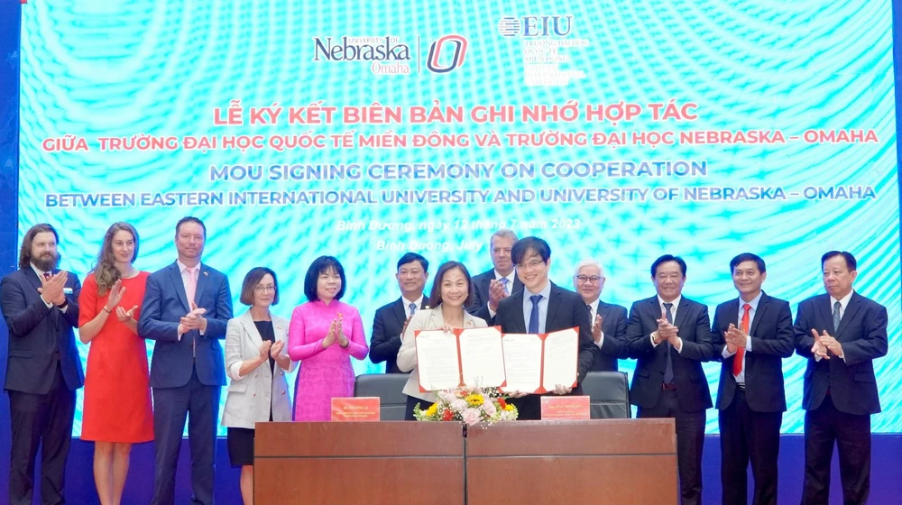 Trường Đại học Quốc tế Miền Đông và Trường Đại học Nebraska-Ohama ký kết hợp tác phát triển giáo dục. Ảnh: LA Trường Đại học Quốc tế Miền Đông và Trường Đại học Nebraska-Ohama ký kết hợp tác phát triển giáo dục. Ảnh: LA